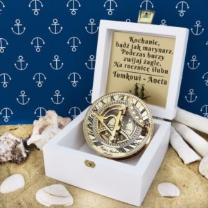prezenty marynistyczne z dedykacją stylizowany kompas w etui z grawerem